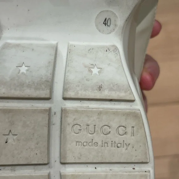 Gucci Off-White Sneakers with Logo Accent - Picture 7 of 8